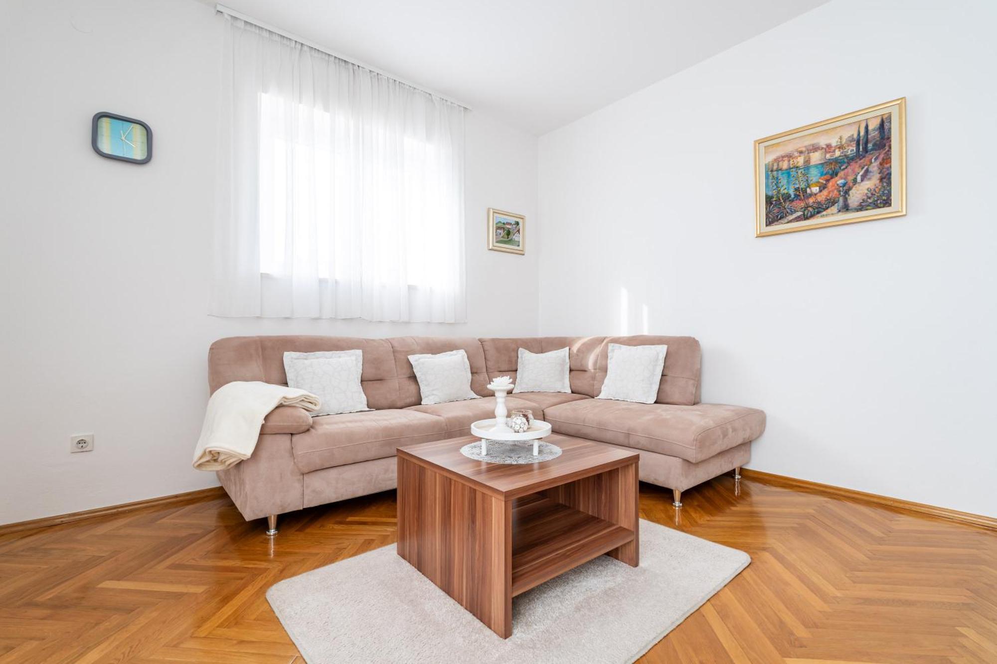 Apartment Srecko *